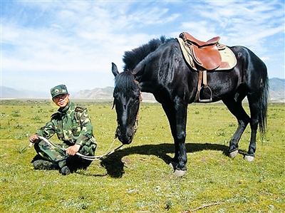 孙晓青摄 当年陪伴张勇的"黑风,如今已在大地震中离他而去.