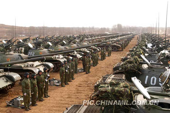 资料图:沈阳军区某坦克部队整装待发准备参加演练