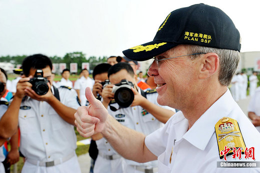 澳艦隊司令吉爾摩少將帶上中國海軍南海艦隊贈送的軍帽,豎起大拇指