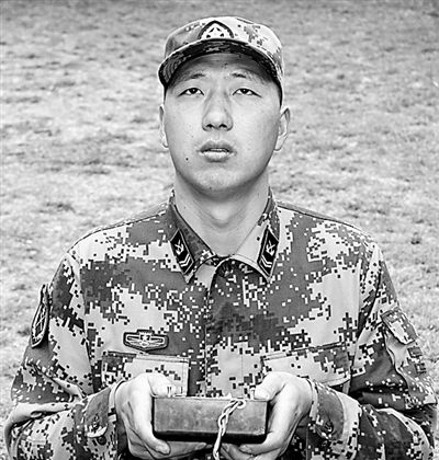 四级军士长李玉国驾驭航模有"奇招"