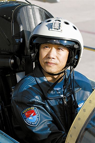 空军指挥学院训练部副部长李中华,曾被军委授予"英雄试飞员"荣誉称号.