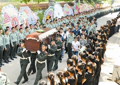 青州駐軍官兵和地方群眾為烈士沈星送行沈星和妻子蔡相珍沈星和1歲的