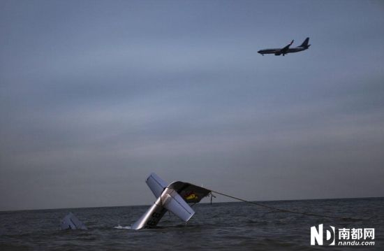 珠海机场附近一架小飞机迫降海面(组图)