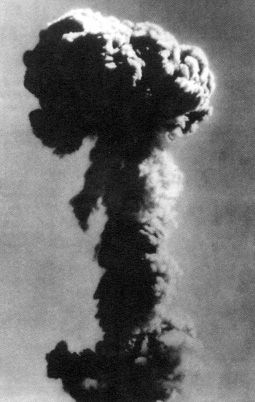 资料图:1964年10月16日我国第一颗原子弹爆炸成功