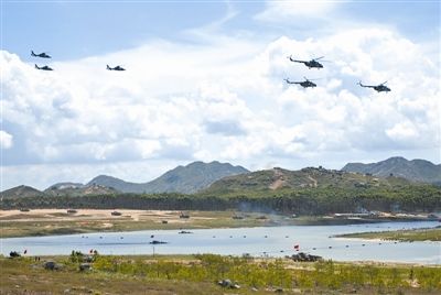 指挥员娴熟运用一体化指挥平台传输指令,标绘首长决心图,作战指挥有条