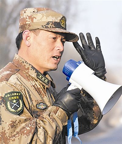 兰州军区某防化团官兵提起团长蒲军礼都这样说:"他身上有股西北汉子特