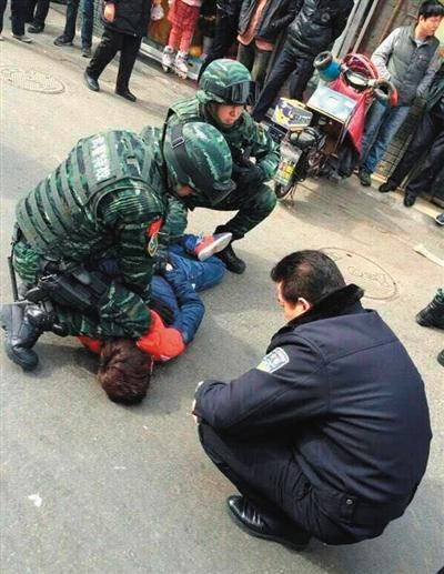 雪豹突击队两会京城街头实战轻松擒闯卡男