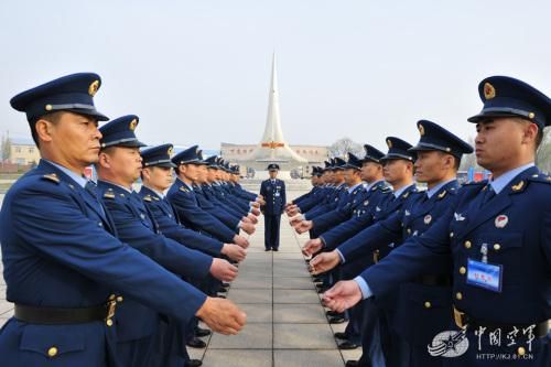 中國空軍首批士官長正式上崗履職 成軍官助手