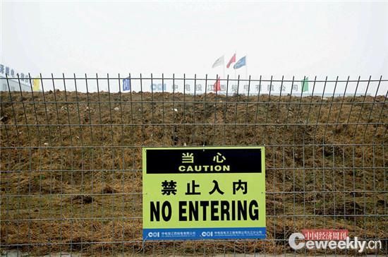 2012年2月22日,停止建设的江西彭泽核电厂的四周用铁丝网围着,上面