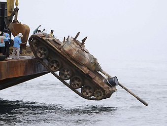 泰国将数十辆中国69式主战坦克沉海造人工鱼礁