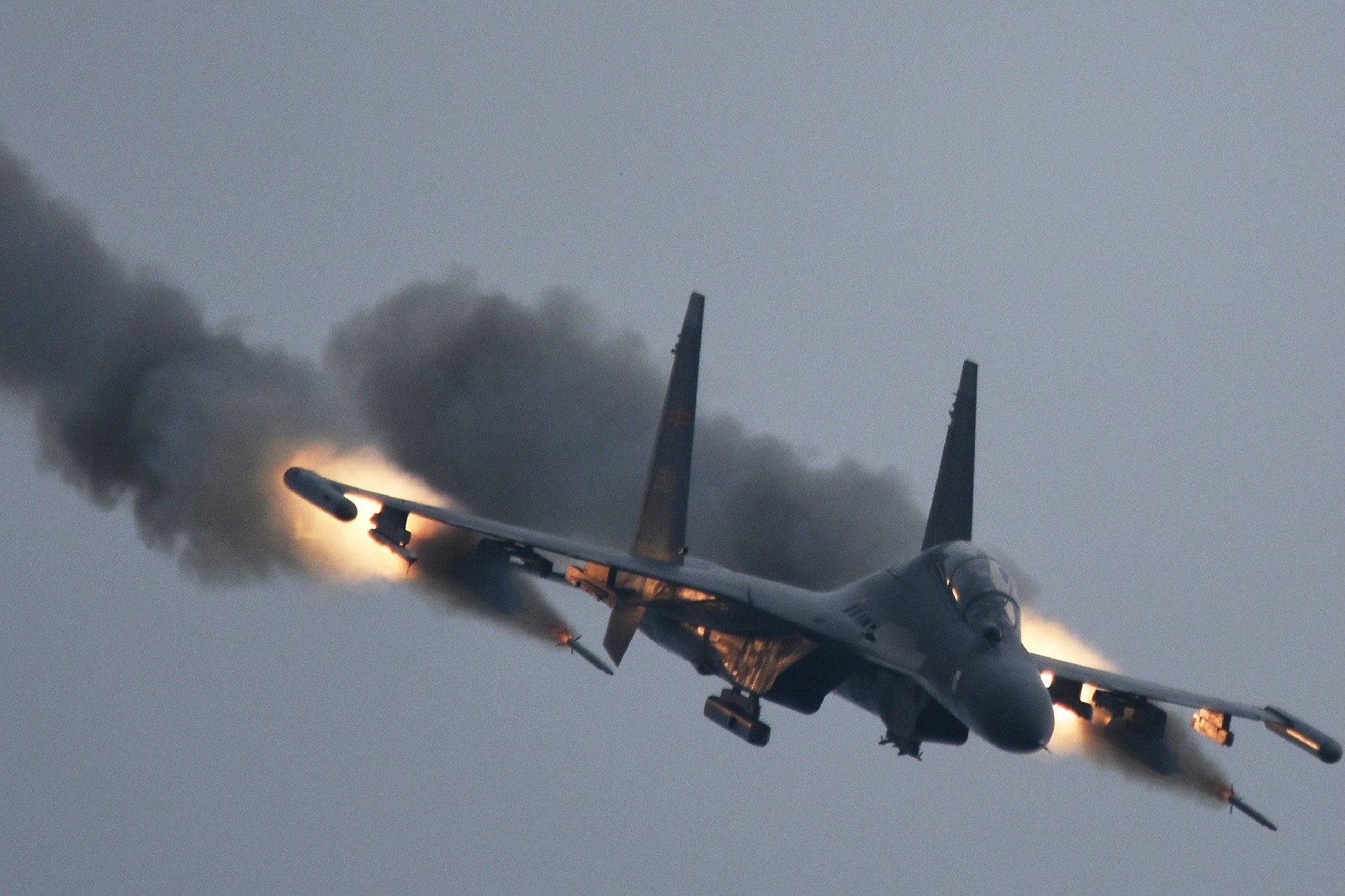 苏30挂国产吊舱打火箭弹