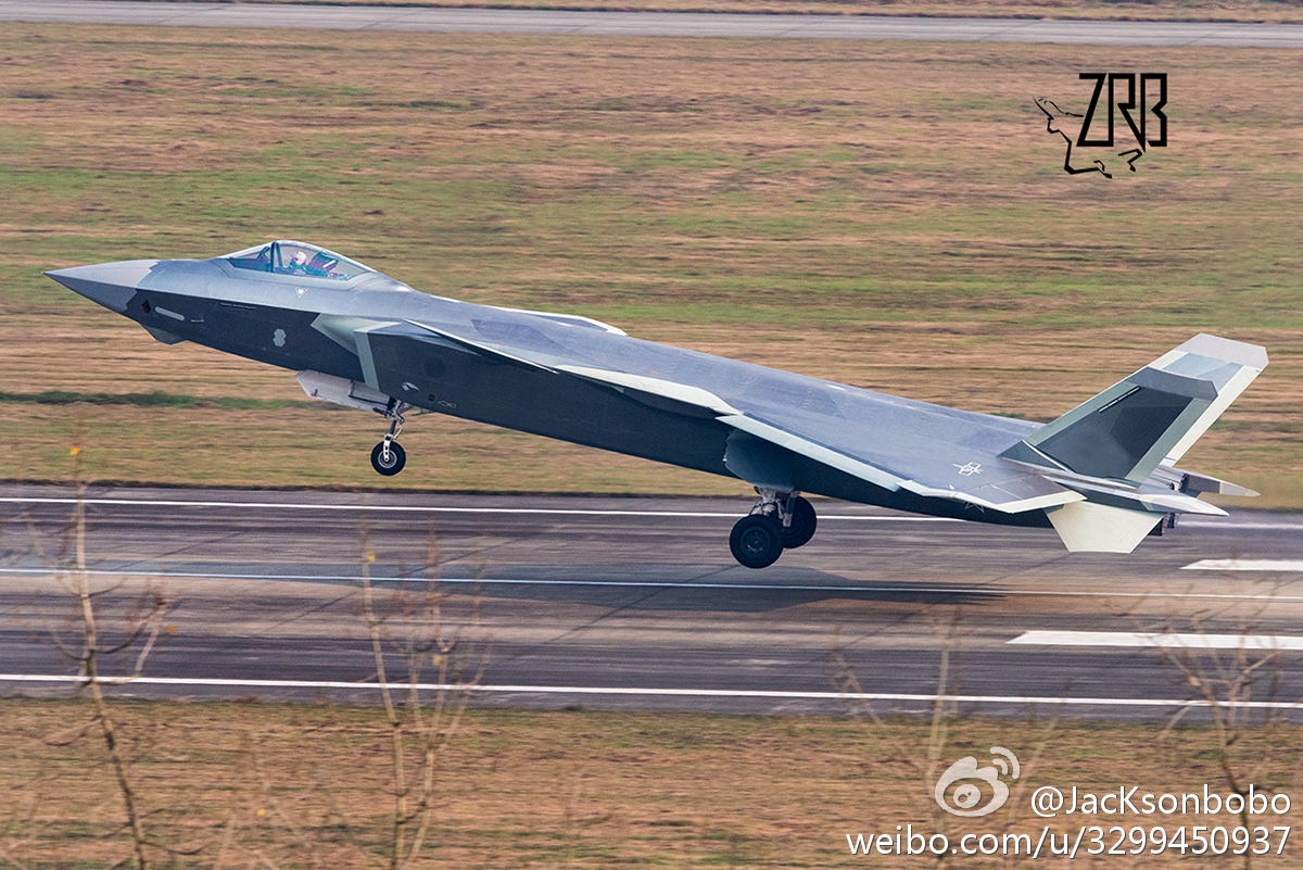 入役后歼20也有碎片迷彩