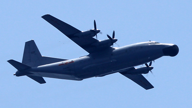 我海军运八警戒机隐形战舰配合海警船巡航南海