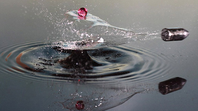 唯美:荷兰摄影师抓拍子弹高速穿透水滴瞬间