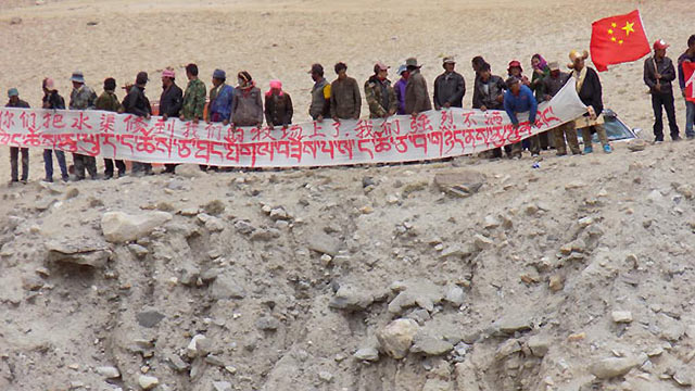 西藏牧民拉横幅抗议印度方面侵犯我领土