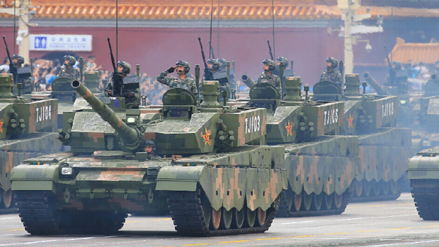 铁甲洪流:新华社发布99改坦克参加阅兵预演猛照