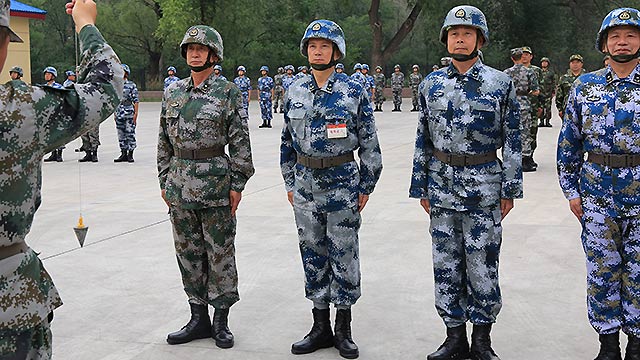 空军方队苦练风雨不停 将军单独训士兵喷水降温