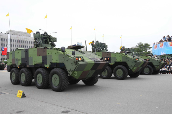 图文:台军云豹装甲车参加台湾双十阅兵式
