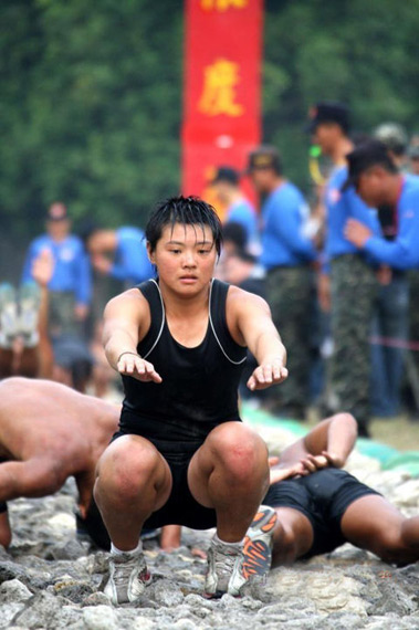 图文台军女蛙人接受魔鬼训练