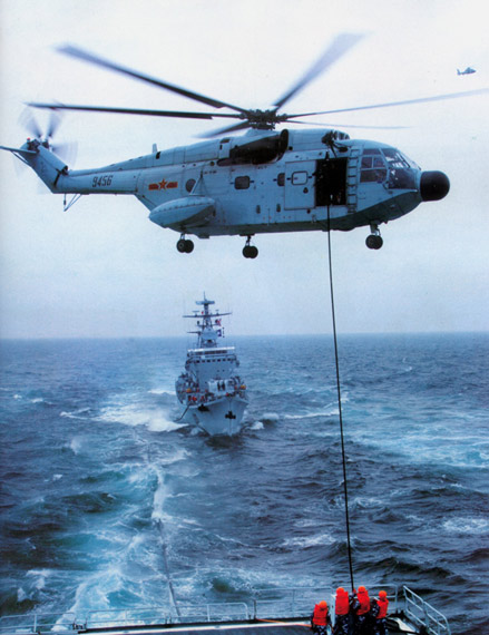 图文:中国直-8直升机适合执行海上任务