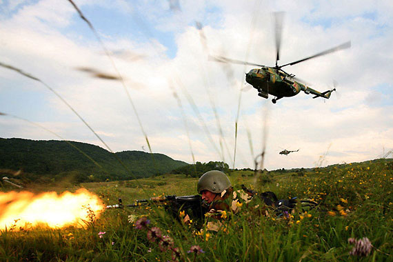 图文俄罗斯空降兵实施直升机机降