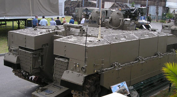雌虎战斗步兵运输车车体上装有重型装甲模块