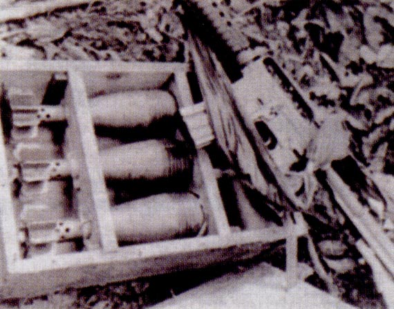 sog改装后的82毫米迫击炮弹和木质包装箱,每箱中固定有3枚炮弹