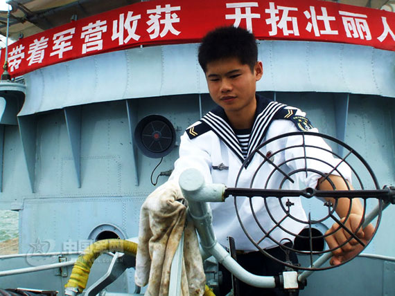 组图:中国海军水警区老兵退伍前执行最后任务