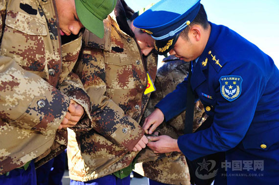 组图:中国空军驻藏新兵配发07式迷彩防寒大衣