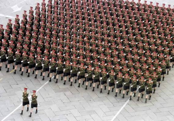 圖文解放軍白求恩醫學院女兵方隊受閱