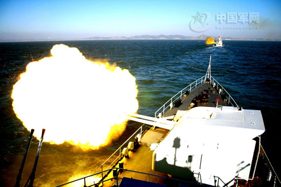 图文北海舰队舰载100毫米双管舰炮开火