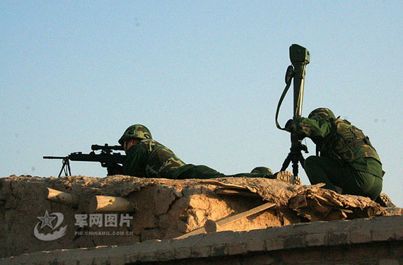 图文:武警南疆狙击手占领制高点