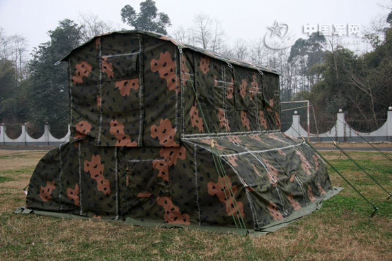 图文:解放军首次列装新型随车宿营帐篷(图)