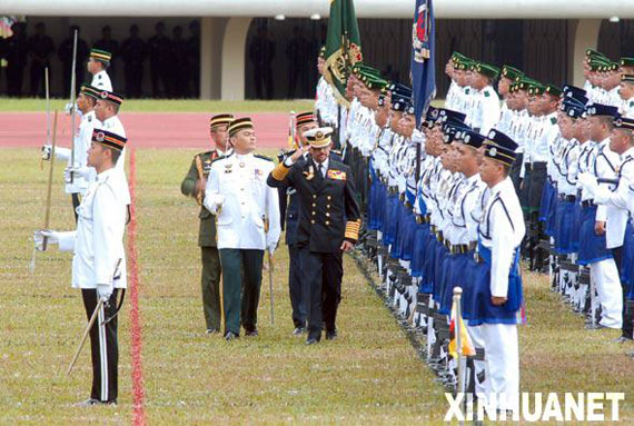 组图:文莱举行盛大阅兵式庆祝建国25周年_新浪军事_新浪网