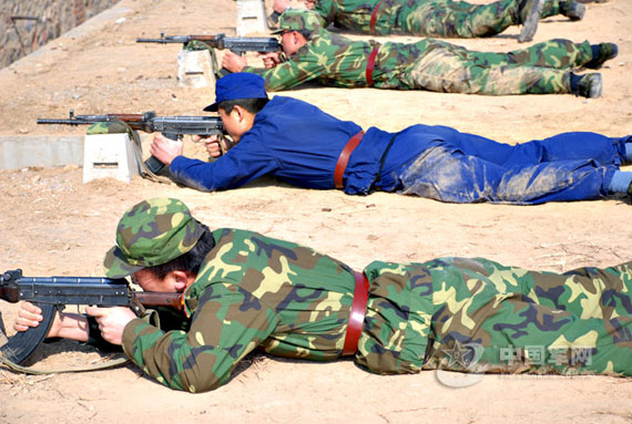 中國軍校考核學員輕武器射擊及單兵戰術