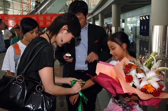 被总理鼓励的灾区女孩刘小桦乘国航航班抵北京