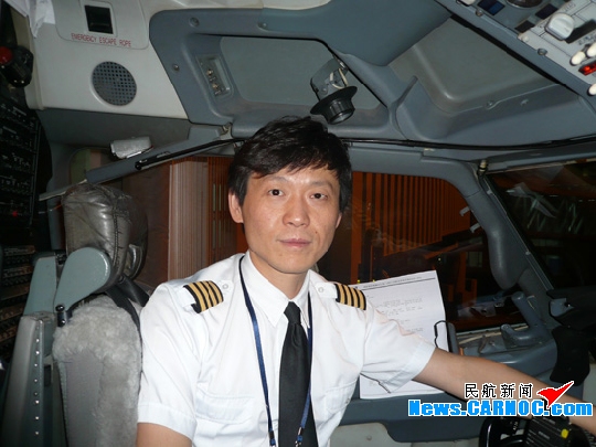 图:新疆飞行部737分部机长教员刘晖