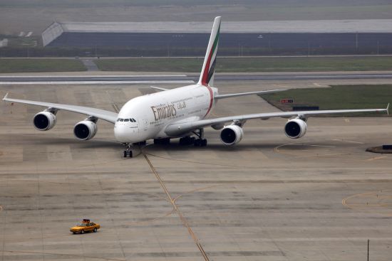 阿聯酋航空空客a380抵滬 上海迎來上海-迪拜首條a380航線