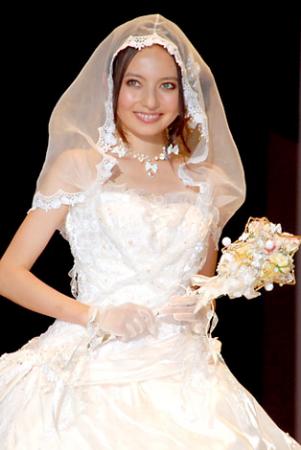 日本女星becky穿自己设计的婚纱走秀(组图)