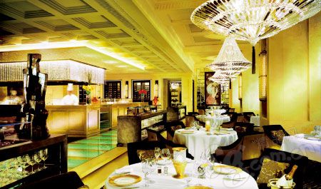 龙景轩,意思是龙的景观,是设在香港四季酒店内的米其林三星餐厅