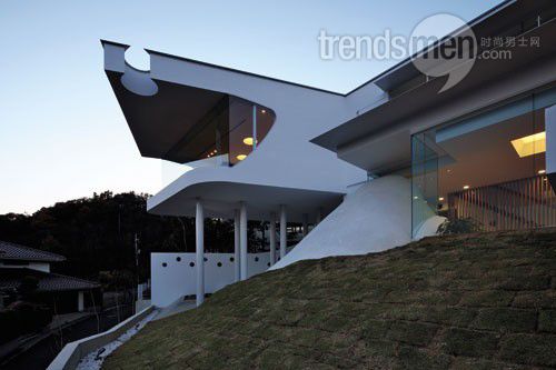 处于顶层你有身处船体甲板的感觉,这正是建筑师要展现的建筑体感,而半