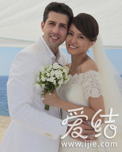 他们幸福的脚步走过了佛罗伦萨的古典教堂,塞舌尔岛的蔚蓝海岸