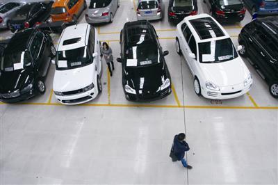 在温州汽车城二手车交易市场，许多限量版豪车云集二手车市，虽然比原价低很多，但还是少有人问津。长空 东方IC