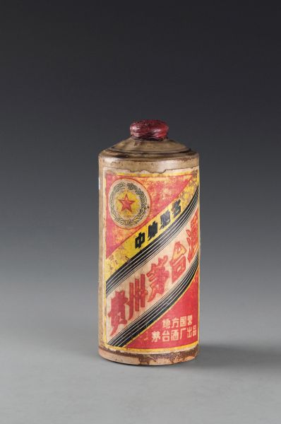 国宴用矮嘴茅台拍出38万元