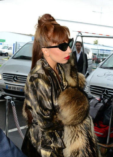 gaga豹纹狂裹皮草亮相巴黎 暴发户范十足