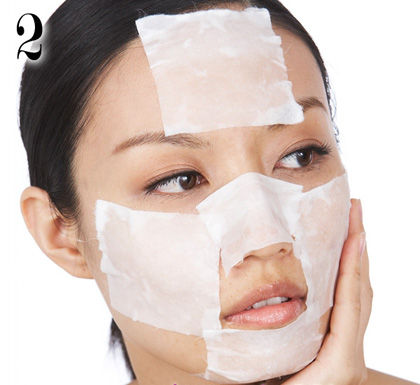 化妆棉湿敷取比一般用量多2倍的化妆水,将化妆棉沾湿后,撕成5片敷脸