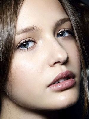 风靡秀场 麻豆粗眉微醺裸妆(组图)