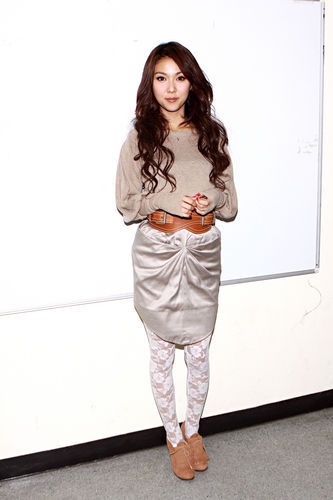 服饰潮流 > 正文  kate nauta的黑色蕾丝袜有些雷人.