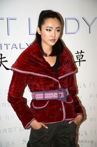 点击图片,进入下一页   2007年10月27日,全新的皮草品牌"first lady