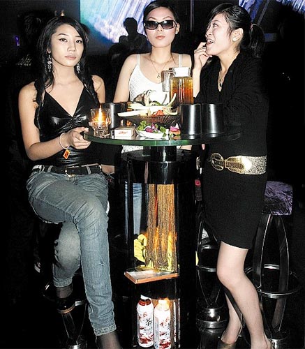组图:精彩镜头 时尚酒吧美女hot装(7)